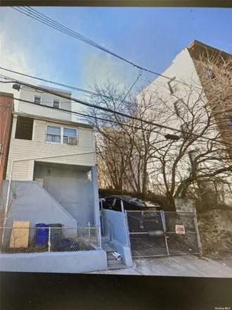 Buy this 8 bed house on 1333 Bristow Street in New York, NY 10459