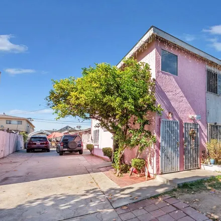 Buy this studio townhouse on 633 West 75th Street in Los Angeles, CA 90044