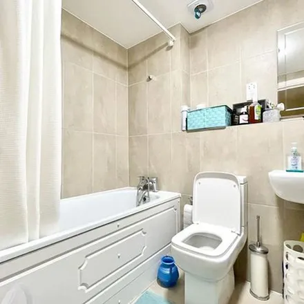 Image 2 - Dreams, High Road, Seven Kings, London, IG1 1TR, United Kingdom - Apartment for rent