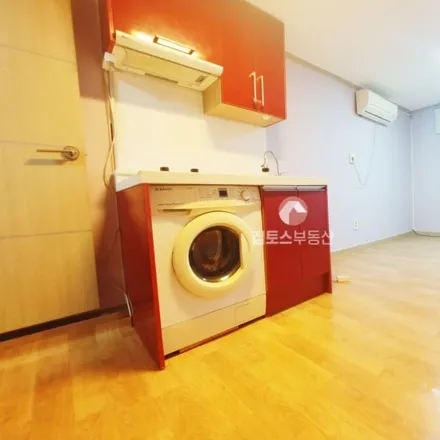 Rent this studio apartment on 서울특별시 강남구 논현동 229-18