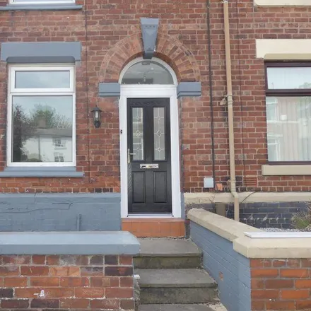 Rent this 3 bed townhouse on Dogford Road in Royton, OL2 6UA