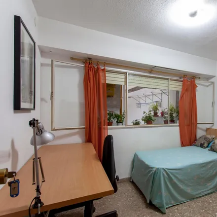 Rent this 5 bed room on Neural in Carrer de Guillem de Castro, 46008 Valencia