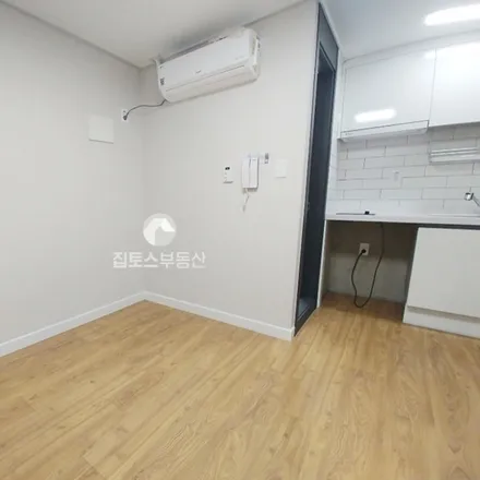 Rent this studio apartment on 서울특별시 동작구 신대방동 348-45