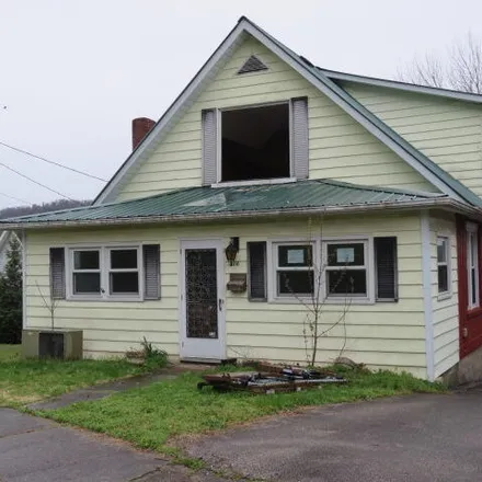 Buy this 3 bed house on 406 Broadway Street in Irvine, KY 40336