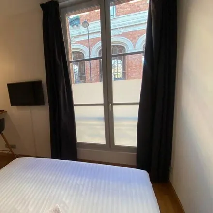 Rent this studio apartment on Paris