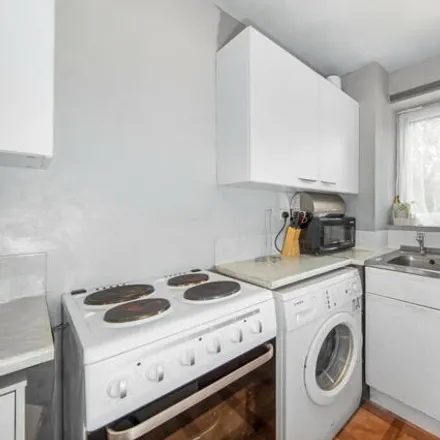 Image 4 - Franklin Close, London, SE13 7RS, United Kingdom - Apartment for sale