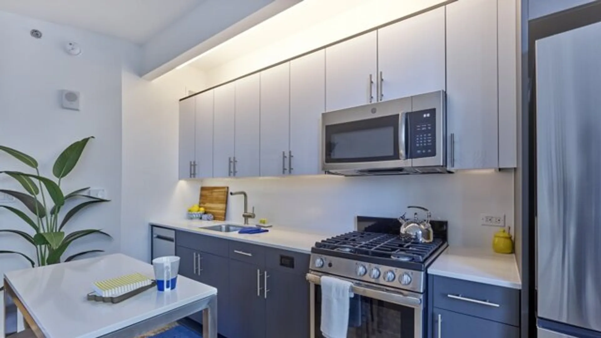 Triangle Building, Crescent Street, New York, NY 11101, USA | 2 bed apartment for rent