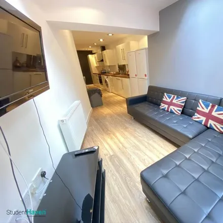 Rent this 6 bed house on Whitegate Road in Huddersfield, HD4 6NJ