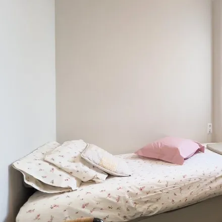 Rent this 3 bed room on Autoservicio Súper Loral in Carrer de València, 613