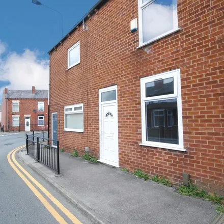 Rent this 2 bed townhouse on Wigan Road in Hag Fold, M46 0JG