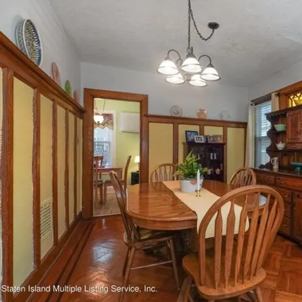 Image 9 - 18 Jones Place, New York, NY 10310, USA - House for sale