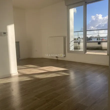 Rent this 3 bed apartment on Brosset in Place Colonel Arnaud Beltrame, 37100 Tours