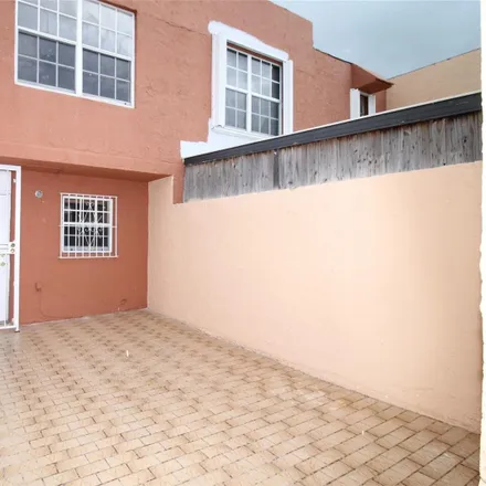 Image 3 - 4250 West 11th Lane, Hialeah, FL 33012, USA - Townhouse for sale