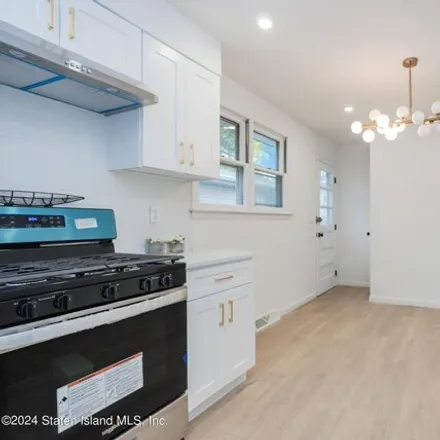 Image 5 - 600 College Avenue, New York, NY 10314, USA - House for sale