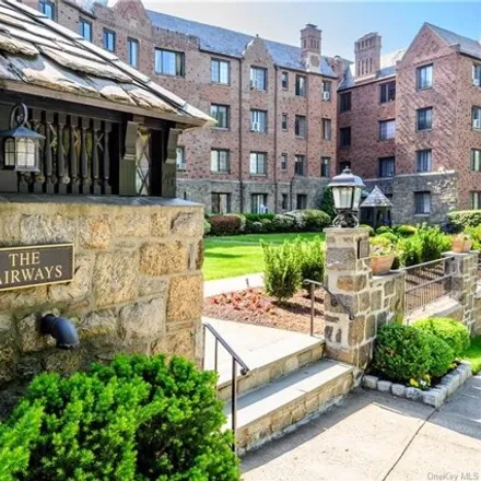 Buy this 1 bed condo on 914 Wynnewood Road in Village of Pelham Manor, NY 10803