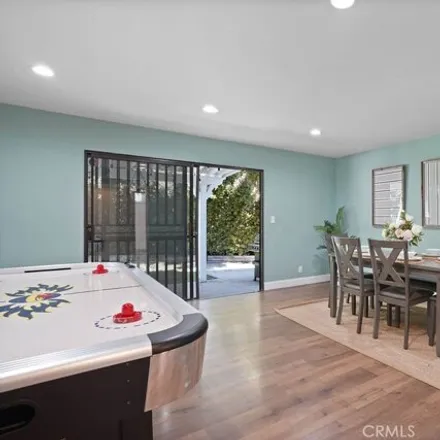 Image 9 - 14801 Community Street, Los Angeles, CA 91402, USA - House for sale