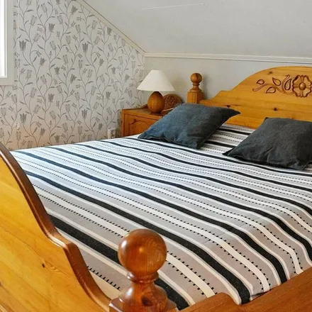 Rent this 2 bed house on Coop Fjällbacka in Jasminvägen 2, 457 40 Fjällbacka