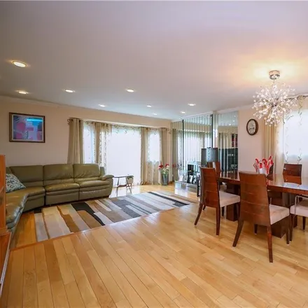 Image 7 - 656 Travis Avenue, New York, NY 10314, USA - House for sale