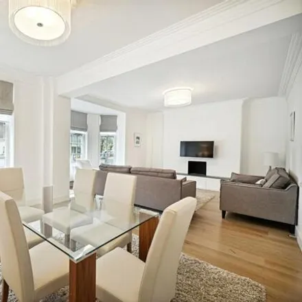 Rent this 3 bed room on Malvern Court in Onslow Square, London