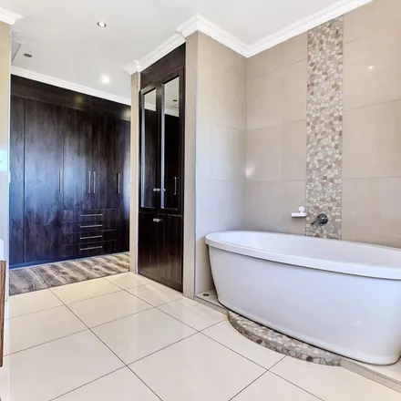Image 1 - Country Estate Drive, Johannesburg Ward 93, Sandton, 1681, South Africa - Apartment for rent