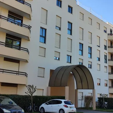 Rent this 2 bed apartment on Place Gambetta in 33110 Le Bouscat, France