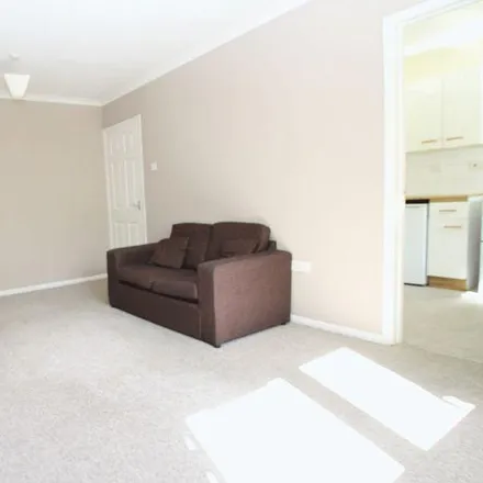 Image 2 - Eaton Avenue, High Wycombe, HP12 3BP, United Kingdom - Apartment for rent