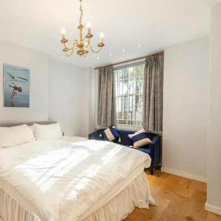 Image 8 - 20 Queen's Gate Gardens, London, SW7 4PB, United Kingdom - Room for rent