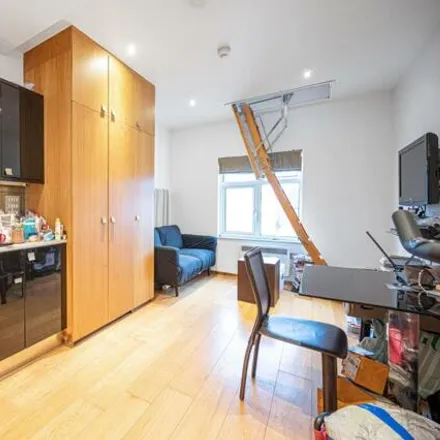 Rent this studio apartment on Templars Avenue in London, NW11 0NX