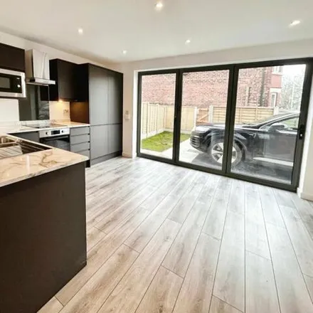 Image 3 - 330 Moss Lane East, Manchester, M14 4GN, United Kingdom - Townhouse for rent