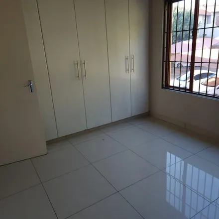 Image 5 - Vleiroos Street, Gillview, Johannesburg, 2001, South Africa - Townhouse for rent