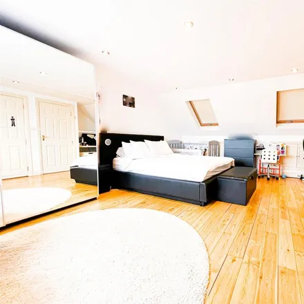 Image 3 - 15 Rectory Crescent, London, E11 2LE, United Kingdom - Townhouse for rent