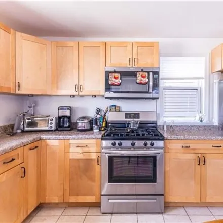 Image 3 - 14 Webers Court, New York, NY 11235, USA - House for sale