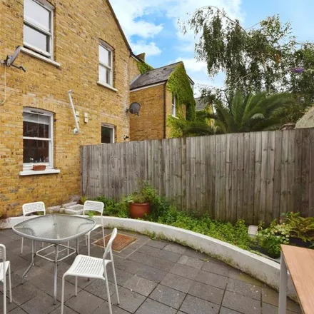 Rent this 4 bed townhouse on Marcia Road in London, SE1 5XF