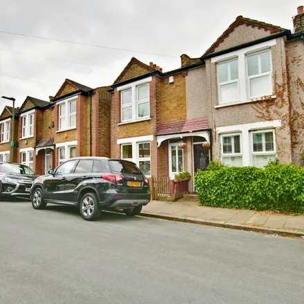 Rent this 3 bed apartment on Foxbury Road in London, BR1 4DG