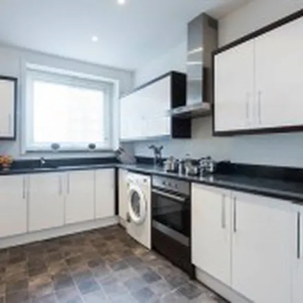 Rent this 4 bed apartment on Cadogan Gardens in London, N3 2HN