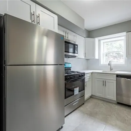 Image 3 - 2455 Fish Avenue, New York, NY 10469, USA - House for sale