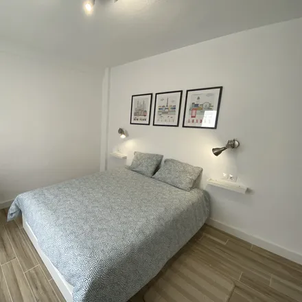 Rent this 1 bed room on Carrer de l'Alferes Díaz Sanchis / Calle del Alférez Díaz Sanchis in 03004 Alicante, Spain