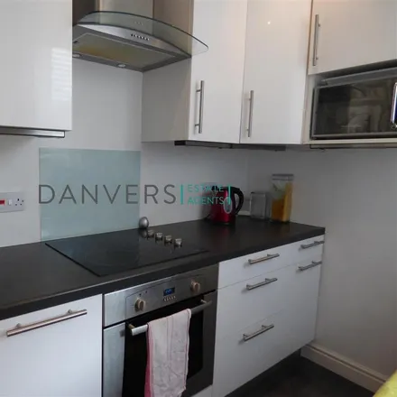 Image 2 - Warwick Street, Leicester, LE3 5HY, United Kingdom - Townhouse for rent