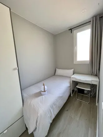 Rent this 4 bed room on Carrer de París in 08094 l'Hospitalet de Llobregat, Spain