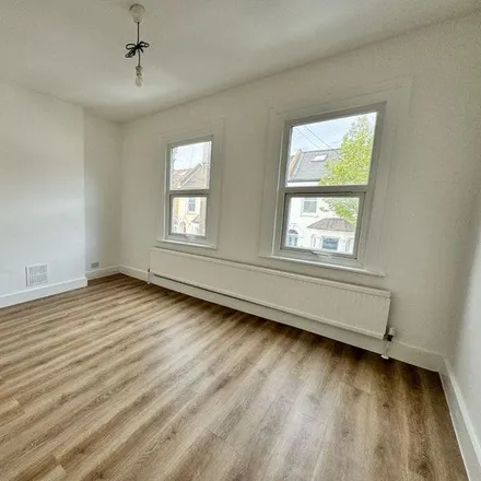 Image 5 - Moffat Road, London, SW17 7EZ, United Kingdom - Townhouse for rent