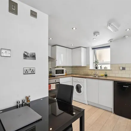 Image 4 - 10 Sandringham Road, London, E8 2LR, United Kingdom - Apartment for rent