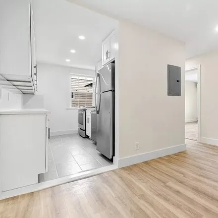 Image 4 - 20-44 23rd Street, New York, NY 11105, USA - Apartment for rent