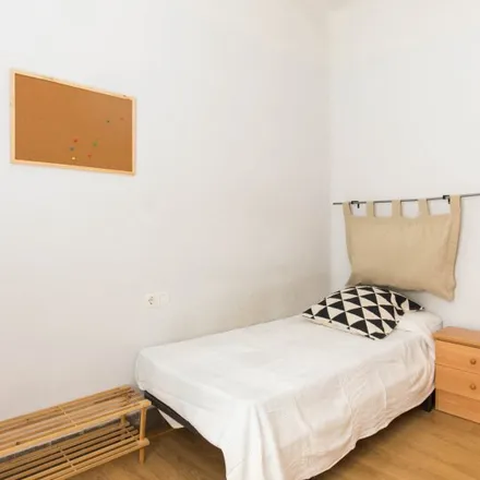 Rent this 3 bed room on Hospital Doctor Olóriz in Calle Doctor Marañón, 18012 Granada