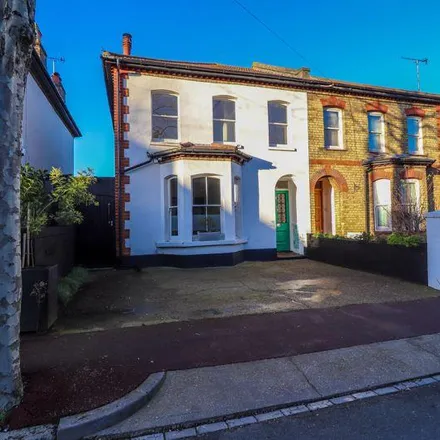 Rent this 4 bed duplex on Park Terrace in Southend-on-Sea, SS0 7PH