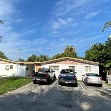 Buy this studio house on 3021 Northeast 7th Avenue in Cresthaven, Pompano Beach
