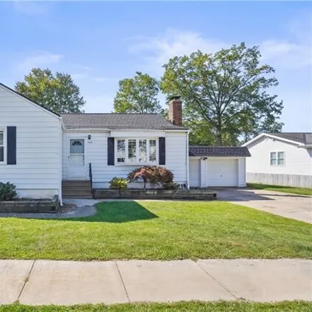 Buy this 3 bed house on 5840 Ridgeview Boulevard in North Ridgeville, OH 44039