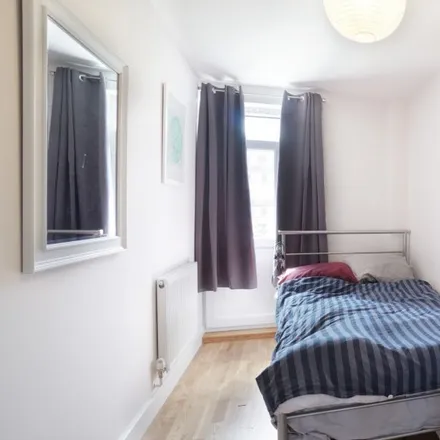Rent this 5 bed room on Fellows Court in Weymouth Terrace, London