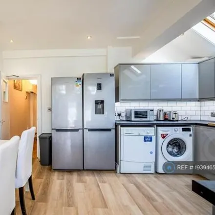 Rent this 5 bed townhouse on Bikehangar 2404 in Letchworth Street, London