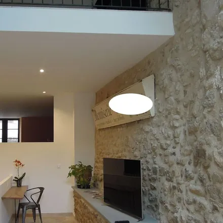 Rent this 3 bed house on 04280 Céreste-en-Luberon