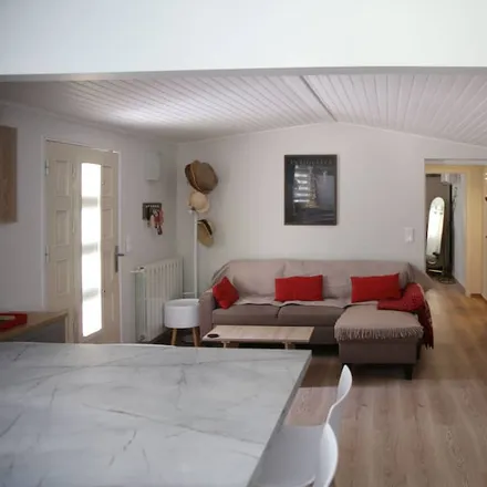 Rent this 2 bed townhouse on 84330 Arrondissement de Carpentras